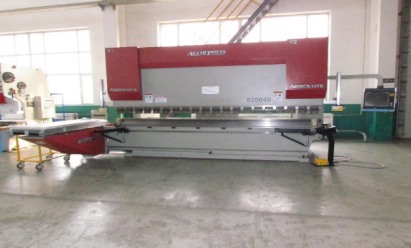 Dobladora de láminas CNC